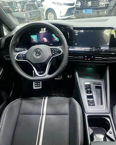 Фото 7 Volkswagen Golf R-Line