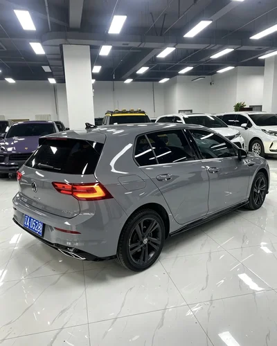 Фото 6 Volkswagen Golf R-Line